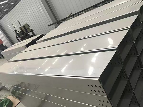 <b>不銹鋼電纜橋架</b>