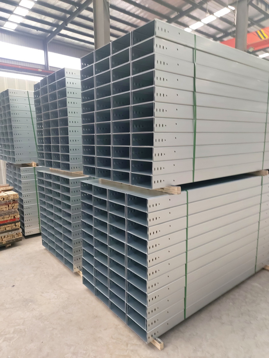 <b>不銹鋼電纜橋架</b>